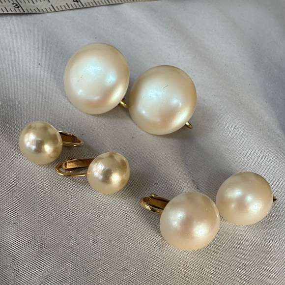 Three pair vintage button style pearl earrings - Picture 2 of 4